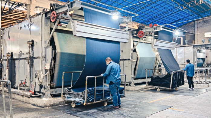 Почему джинсы из денима садятся?