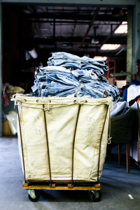 Сложенные джинсы