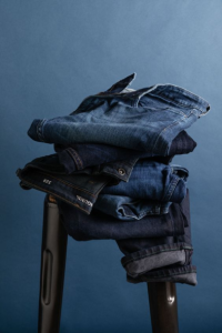 Сложенные джинсы